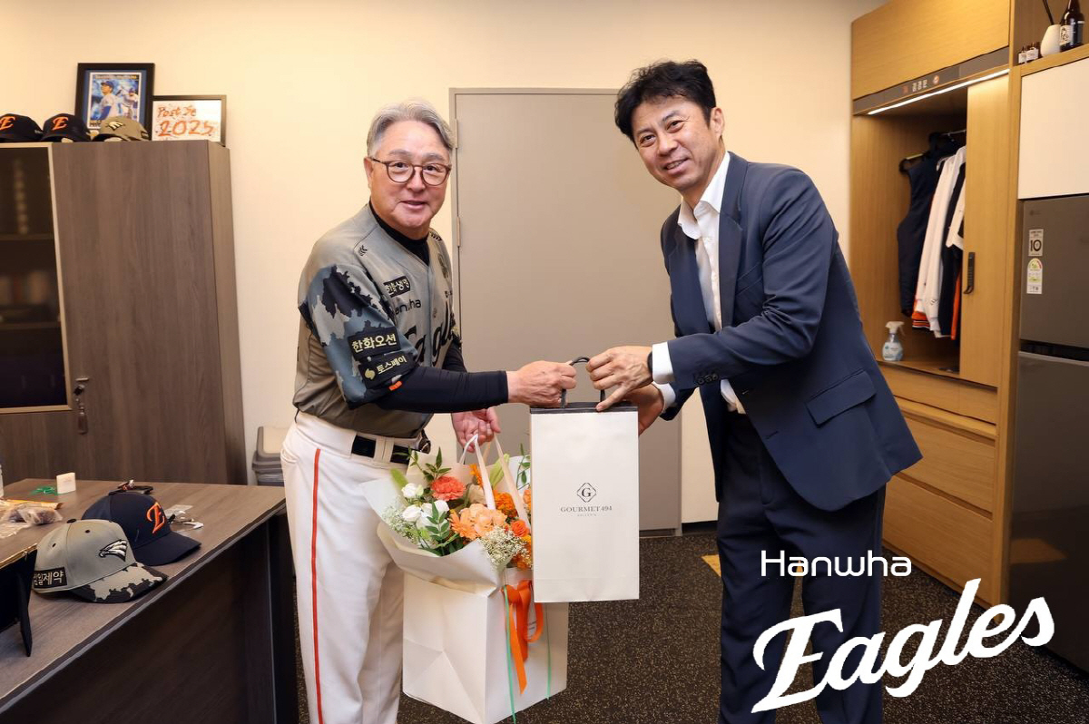 20일 삼성전에 앞서 한화 이글스 손혁 단장으로부터 축하 와인을 전달받는 김경문 감독. 사진제공=한화 이글스