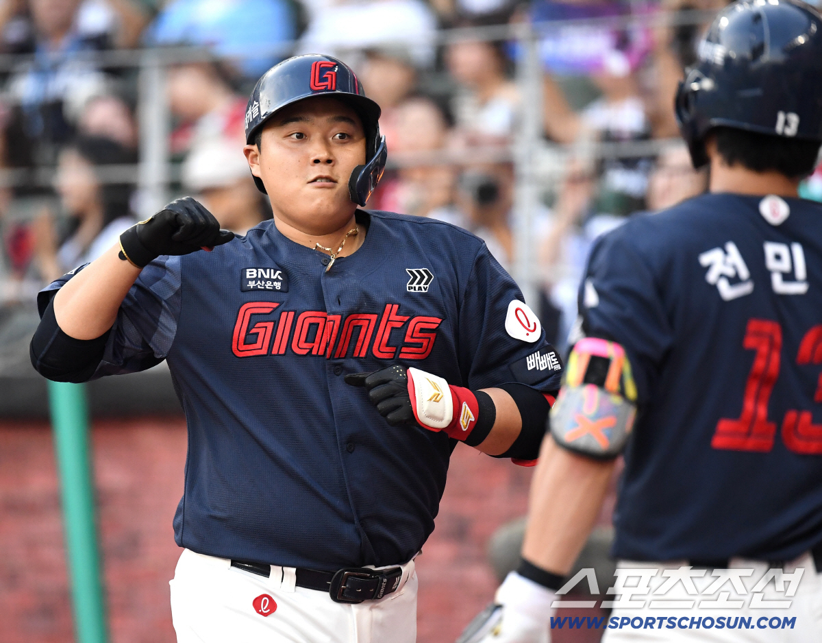 18일 인천 SSG랜더스필드에서 열린 SSG와 롯데의 경기. 4회초 역전 투런홈런을 날린 롯데 한동희. 인천=송정헌 기자 songs@sportschosun.com/2026.06.18/