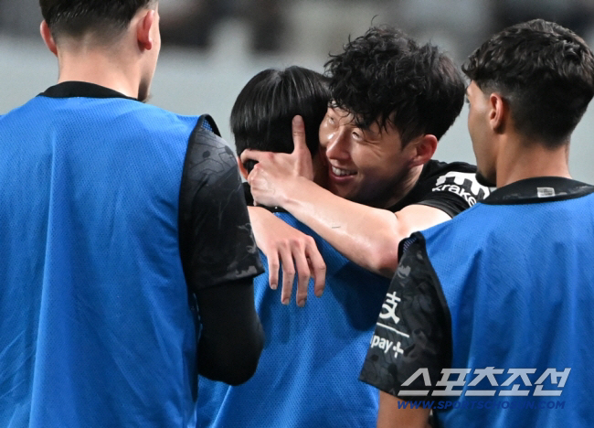 3일 서울월드컵경기장에서 열린 토트넘과 뉴캐슬의 경기, 손흥민이 후반 교체되며 동료들의 배웅을 받고 있다. 상암=허상욱 기자 wook@sportschosun.com/2025.08.03/