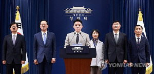 靑 홍보수석에 성기홍…민정수석 한찬식·사회수석 김경자