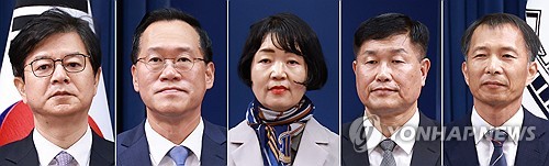 (서울=연합뉴스) 한상균 기자 = 청와대는 21일 이재명 대통령이 신임 홍보수석 등을 임명했다고 밝혔다. 사진은 이날 강훈식 비서실장의 인사브리핑에 참석한 신임 참모들. 왼쪽부터 홍보소통수석 성기홍 전 연합뉴스 사장, 민정수석비서관 한찬식 김앤장법률사무소 변호사, 사회수석비서관 김경자 우석대 객원교수, 국가안보실 1차장 강건작 대통령직속 미래국방전략위원회 위원, 국가안보실 3차장 송기호 경제안보비서관. 2026.6.21 xyz@yna.co.kr
