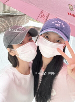 수지x송혜교, 마스크 모자 쓰고 길거리 활보.."비오는 날 데이트"