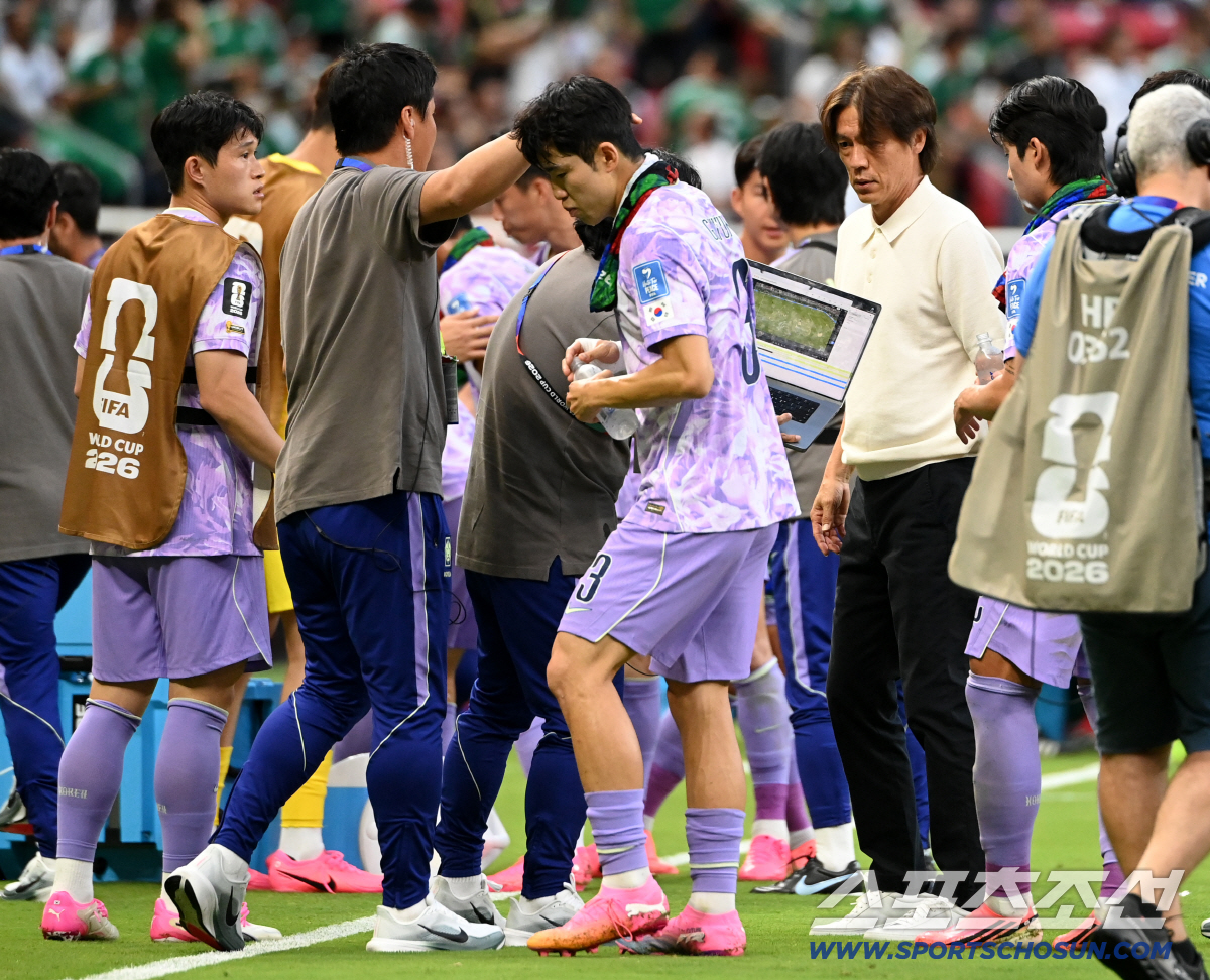 19일(한국시각) 멕시코 과달라하라 사포판의 에스타디오 과달라하라에서 열린 2026 북중미월드컵 대한민국과 멕시코의 경기. 하이드레이션 브레이크때 홍명보 감독이 선수들에 이야기를 하고 있다. 사포판(멕시코)=허상욱 기자 wook@sportschosun.com/2026.06.19/