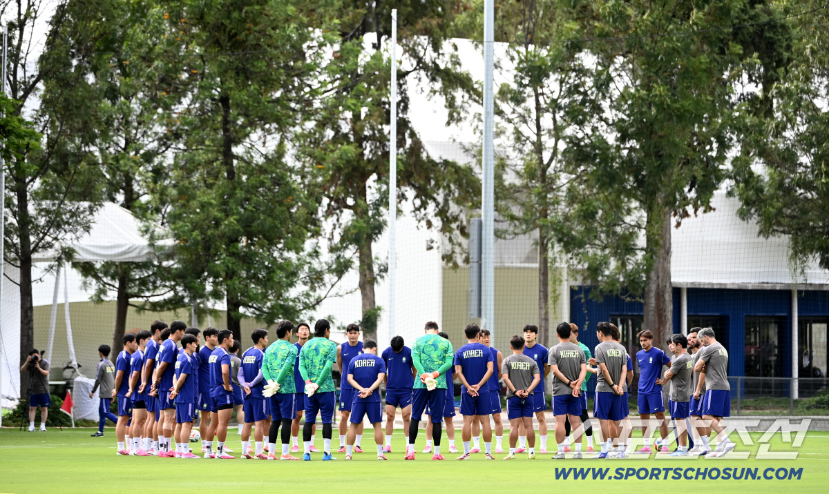 2026 북중미 월드컵 멕시코전을 하루 앞둔 대한민국 월드컵 대표팀이 18일(한국시각) 멕시코 과달라하라 인근 사포판 월드컵대표팀 베이스캠프 훈련장 치바스 베르데 바예에서 훈련을 가졌다. 홍명보 감독이 훈련 전 미팅을 갖고 있다. 사포판(멕시코)=허상욱 기자 wook@sportschosun.com/2026.06.15/