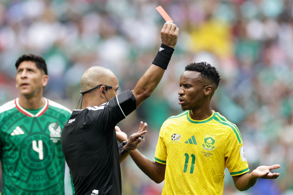 MEXICO, MEXICO CITY - JUNE 11, 2026: Referee Wilton Sampaio (L) and South Africa's Themba Zwane in the 2026 FIFA World Cup Group A football match between Mexico and South Africa at Mexico City Stadium. Mikhail Sinitsyn/TASS