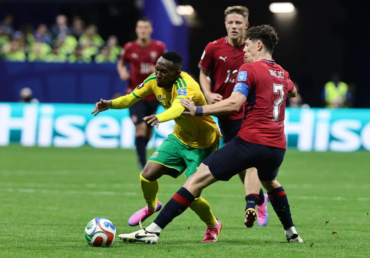 epa13047505 Relebohile Mofokeng of South Africa (L) and Ladislav Krejci of Czech Republic in action during the FIFA World Cup 2026 group stage match Czechia against South Africa, in Atlanta, USA, 18 June 2026. EPA/RONALD WITTEK
