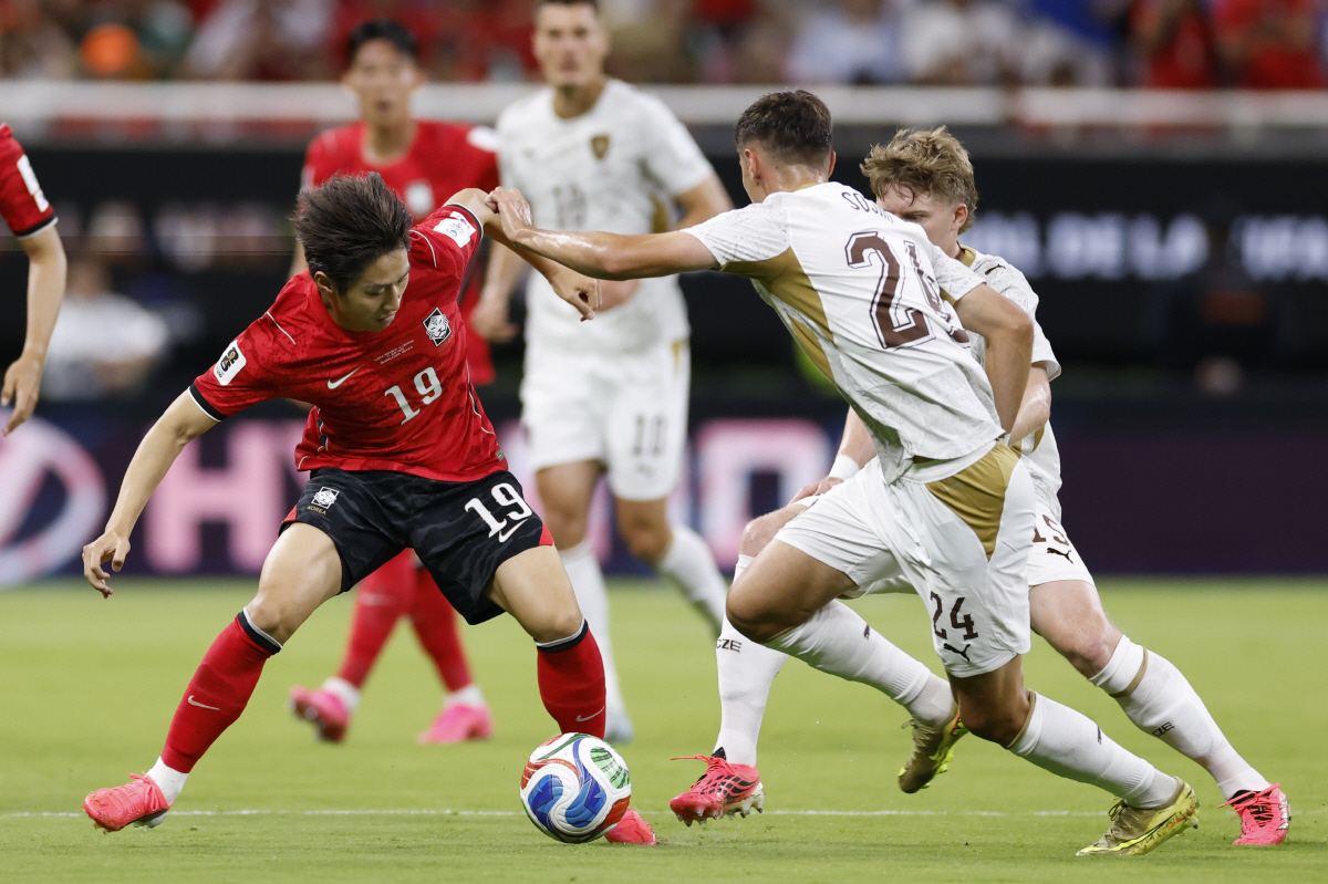 epa13031752 Kangin Lee (L) of South Korea vies for the ball with Alexandr Sojka (R) of Czechia during the FIFA World Cup 2026 Group A match between South Korea and Czechia in Guadalajara, Mexico, 11 June 2026. EPA/FRANCISCO GUASCO