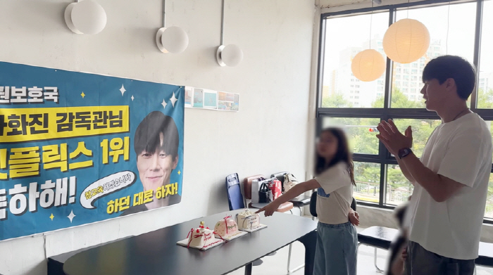 윤승아, 아들과 ♥김무열 '참교육' 글로벌 1위 깜짝 파티 "축하할 일 많다"