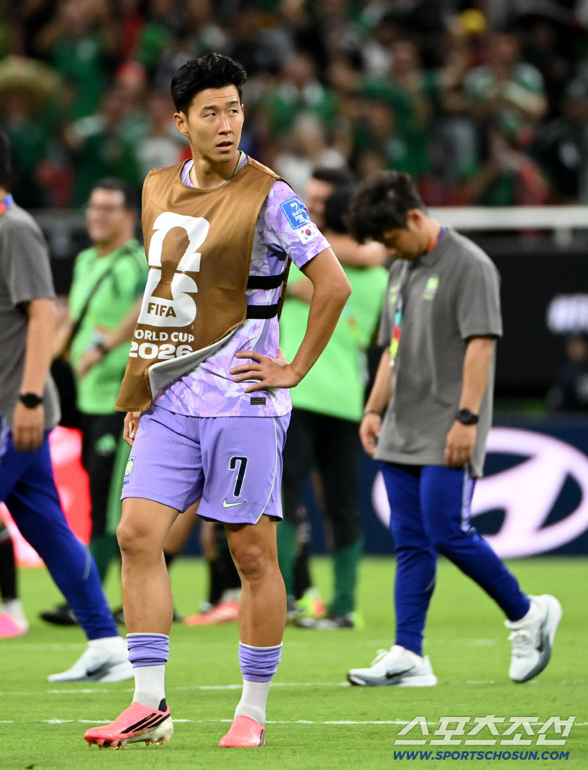 19일(한국시각) 멕시코 과달라하라 사포판의 에스타디오 과달라하라에서 열린 2026 북중미월드컵 대한민국과 멕시코의 경기. 대한민국이 0대1로 패했다. 손흥민이 아쉬운 모습으로 그라운드로 나서고 있다. 사포판(멕시코)=허상욱 기자 wook@sportschosun.com/2026.06.19/