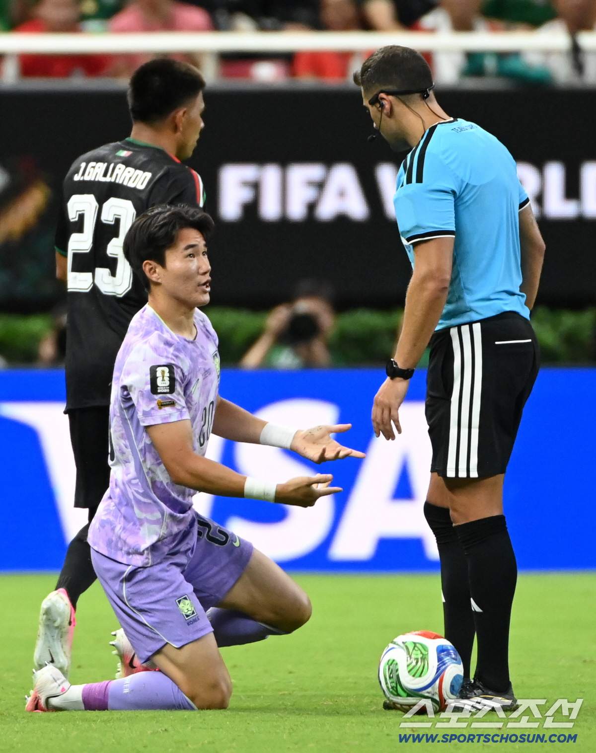 19일(한국시각) 멕시코 과달라하라 사포판의 에스타디오 과달라하라에서 열린 2026 북중미월드컵 대한민국과 멕시코의 경기. 양현준이 가야르도와 공을 다투다 넘어진 후 심판에게 어필하고 있다. 사포판(멕시코)=허상욱 기자 wook@sportschosun.com/2026.06.19/