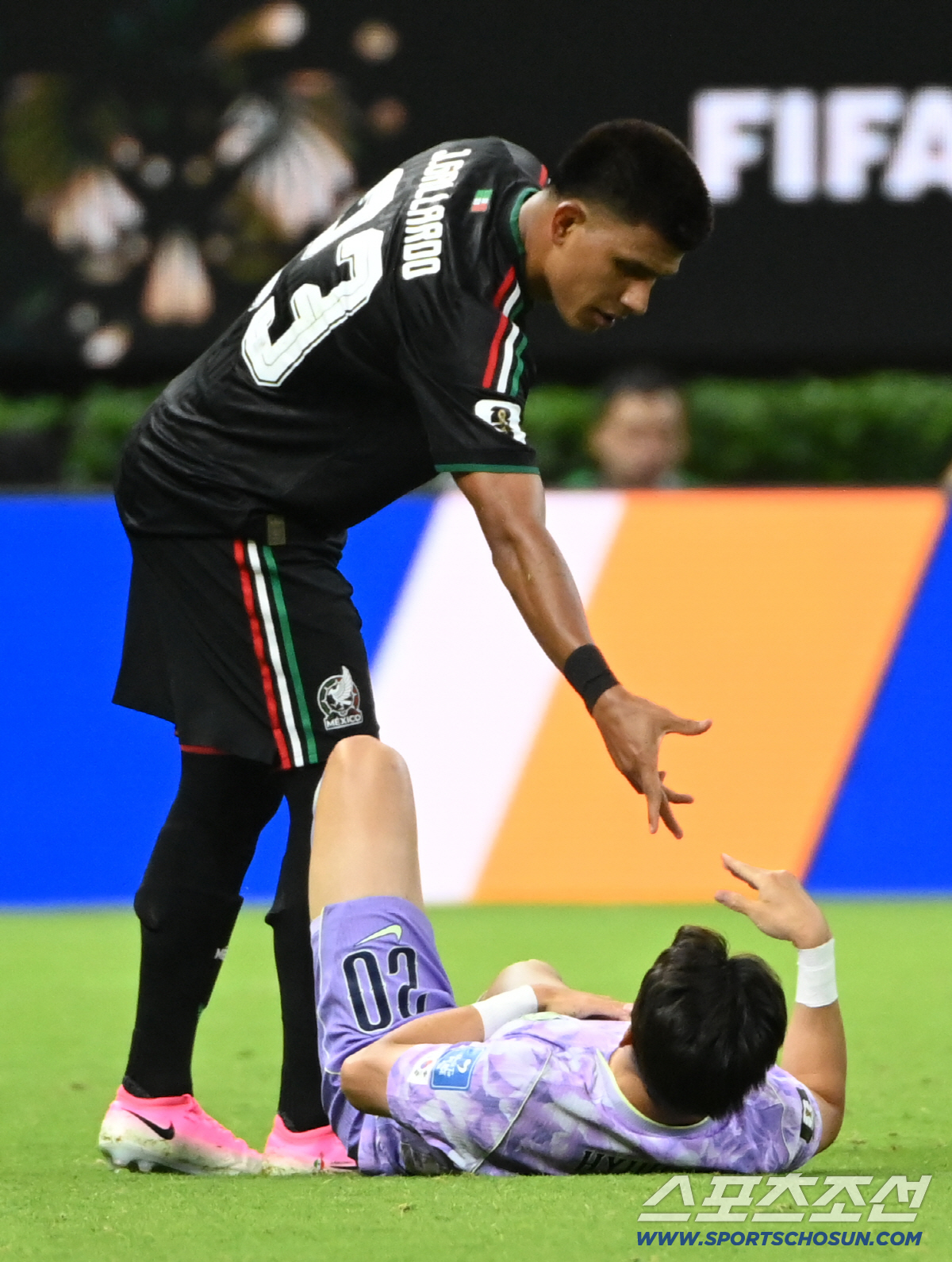 19일(한국시각) 멕시코 과달라하라 사포판의 에스타디오 과달라하라에서 열린 2026 북중미월드컵 대한민국과 멕시코의 경기. 양현준이 가야르도와 공을 다투다 넘어진 후 일으켜 세우려는 그의 손을 뿌리치고 있다. 사포판(멕시코)=허상욱 기자 wook@sportschosun.com/2026.06.19/