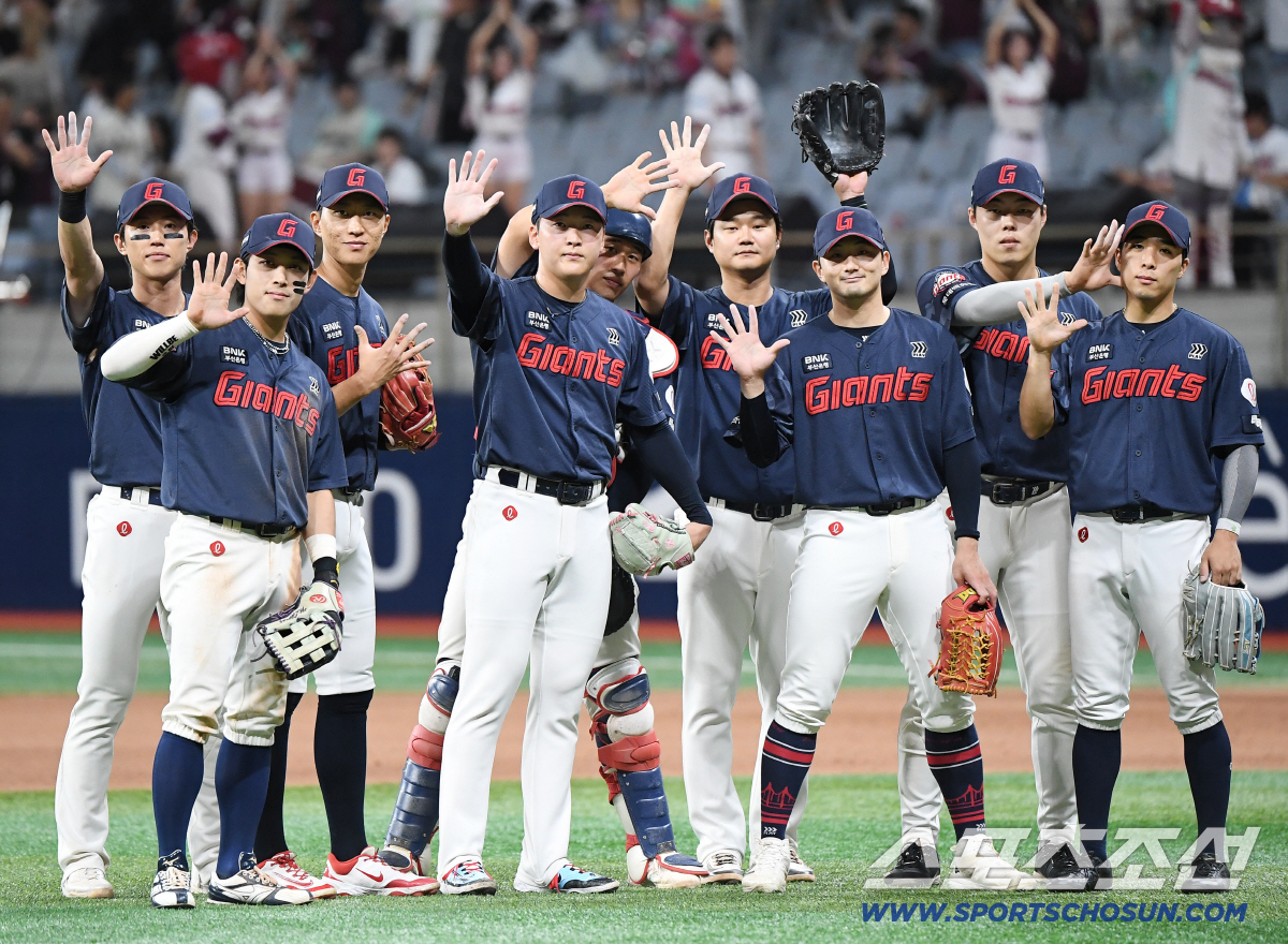 21일 오후 서울 고척스카이돔에서 열린 롯데 자이언츠와 키움 히어로즈의 경기. 6대3으로 승리하며 5연승을 질주한 롯데 선수들이 손가락 5개를 펴보이고 있다. 고척=정재근 기자 cjg@sportschosun.com/2026.6.21/