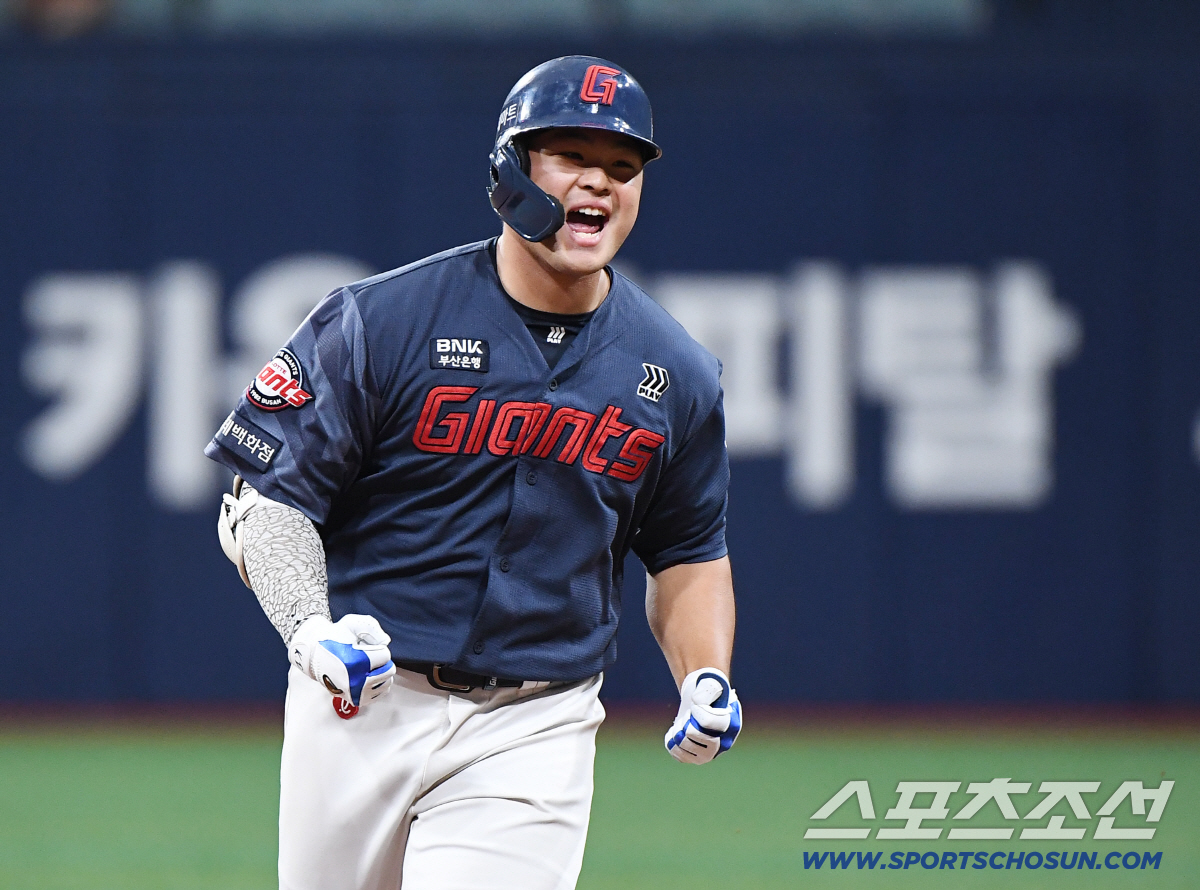21일 오후 서울 고척스카이돔에서 열린 롯데 자이언츠와 키움 히어로즈의 경기. 4회초 1사 2, 3루 김동현이 스리런포를 친 후 환호하고 있다. 고척=정재근 기자 cjg@sportschosun.com/2026.6.21/