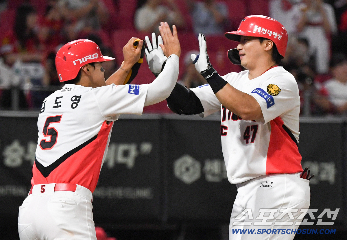 17일 광주 기아챔피언스필드에서 열린 KIA와 LG의 경기. 8회말 무사 1루 KIA 나성범이 투런포를 날린 뒤 김도영과 함께 환호하고 있다. 광주=박재만 기자 pjm@sportschosun.com/2026.06.17/