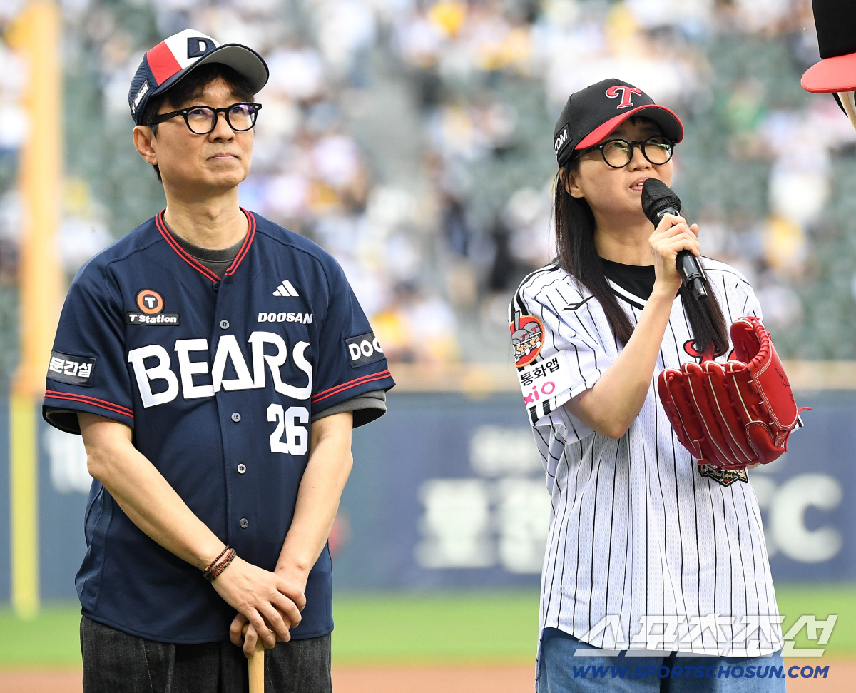 21일 잠실구장에서 열린 LG와 두산의 주말 3연전 마지막 경기. 김은희, 장항준 부부가 시구-시타를 했다. 팬들에게 인사하는 장항준, 김은희 부부. 잠실=송정헌 기자 songs@sportschosun.com/2026.06.21/