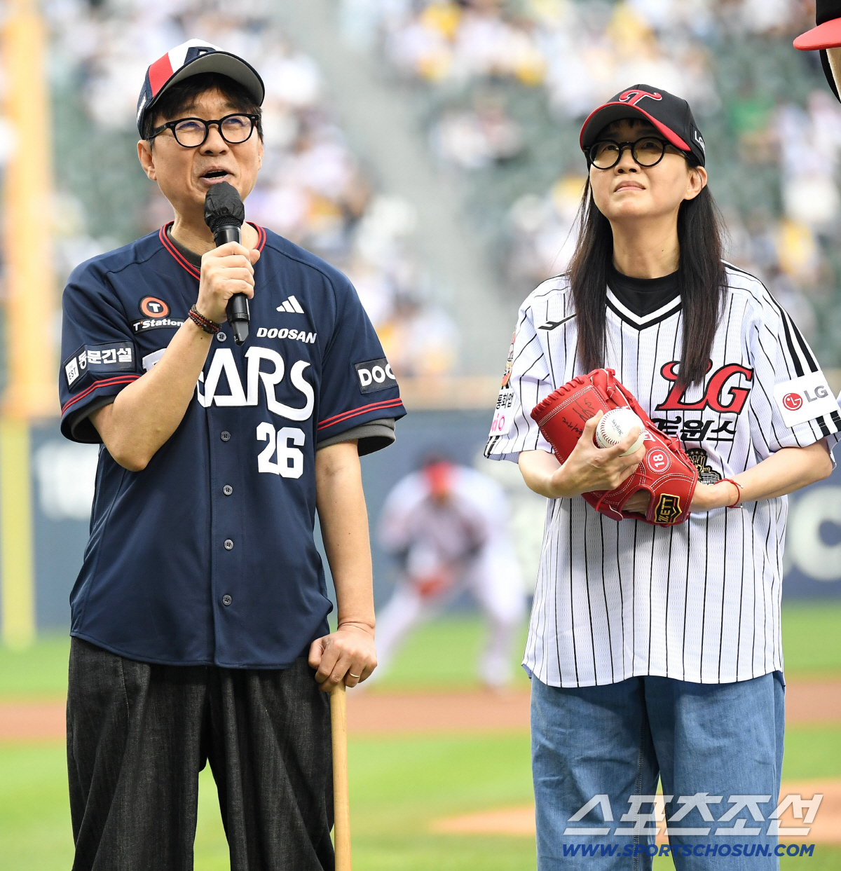 21일 잠실구장에서 열린 LG와 두산의 주말 3연전 마지막 경기. 김은희, 장항준 부부가 시구-시타를 했다. 팬들에게 인사하는 장항준, 김은희 부부. 잠실=송정헌 기자 songs@sportschosun.com/2026.06.21/