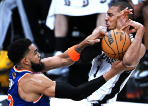 꺼지지 않는 웸반야마 악수 논란. MVP 브런슨은 달랐다. ESPN "브런슨, 경기 후 샌안토니오 미치 존슨 감독에 존경 표시"
