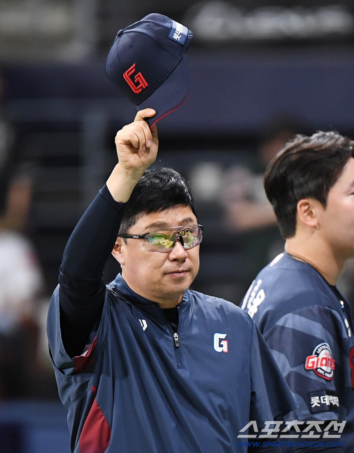 21일 오후 서울 고척스카이돔에서 열린 롯데 자이언츠와 키움 히어로즈의 경기. 6대3으로 승리하며 5연승을 질주한 롯데 김태형 감독이 관중석을 향해 인사하고 있다. 고척=정재근 기자 cjg@sportschosun.com/2026.6.21/