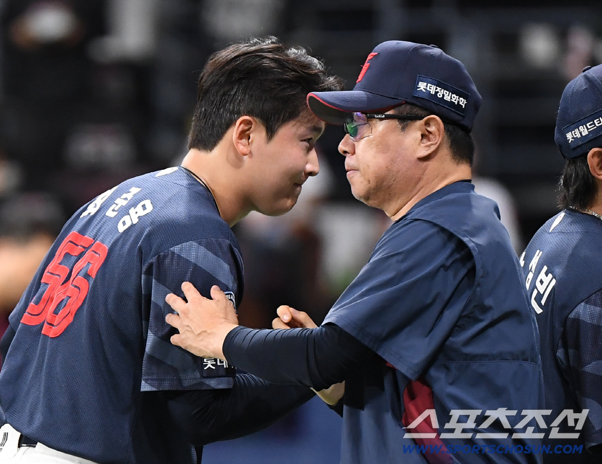 21일 오후 서울 고척스카이돔에서 열린 롯데 자이언츠와 키움 히어로즈의 경기. 6대3으로 승리하며 5연승을 질주한 롯데 김태형 감독이 최준용을 맞이하고 있다. 고척=정재근 기자 cjg@sportschosun.com/2026.6.21/