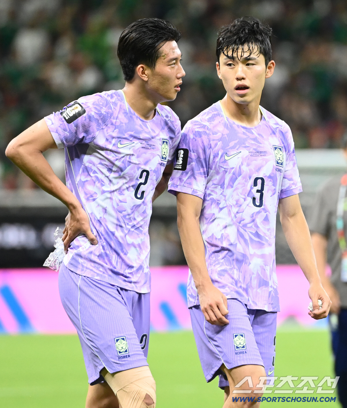 19일(한국시각) 멕시코 과달라하라 사포판의 에스타디오 과달라하라에서 열린 2026 북중미월드컵 대한민국과 멕시코의 경기. 대한민국이 0대1로 패했다. 이한범과 이기혁이 아쉬운 모습으로 그라운드를 돌고 있다. 사포판(멕시코)=허상욱 기자 wook@sportschosun.com/2026.06.19/