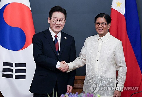 (필리핀=연합뉴스) 한상균 기자 = 이재명 대통령과 페르디난드 마르코스 필리핀 대통령이 3일 필리핀 마닐라 말라카냥궁에서 정상회담에 앞서 악수하고 있다. 2026.3.3 xyz@yna.co.kr