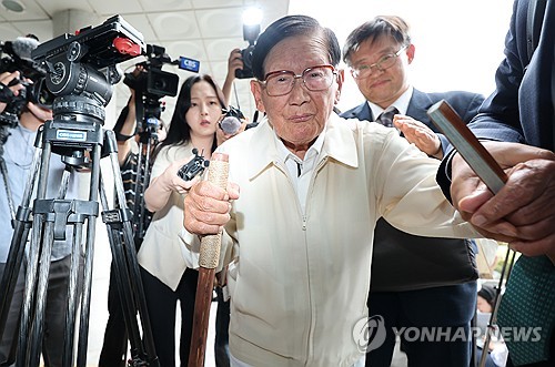 (서울=연합뉴스) 이진욱 기자 = 정당법 위반 혐의를 받는 이만희 신천지 총회장이 4일 피의자 신분으로 조사를 받기 위해 서울 서초동 검·경 합동수사본부에 출석하고 있다. 2026.6.4 cityboy@yna.co.kr