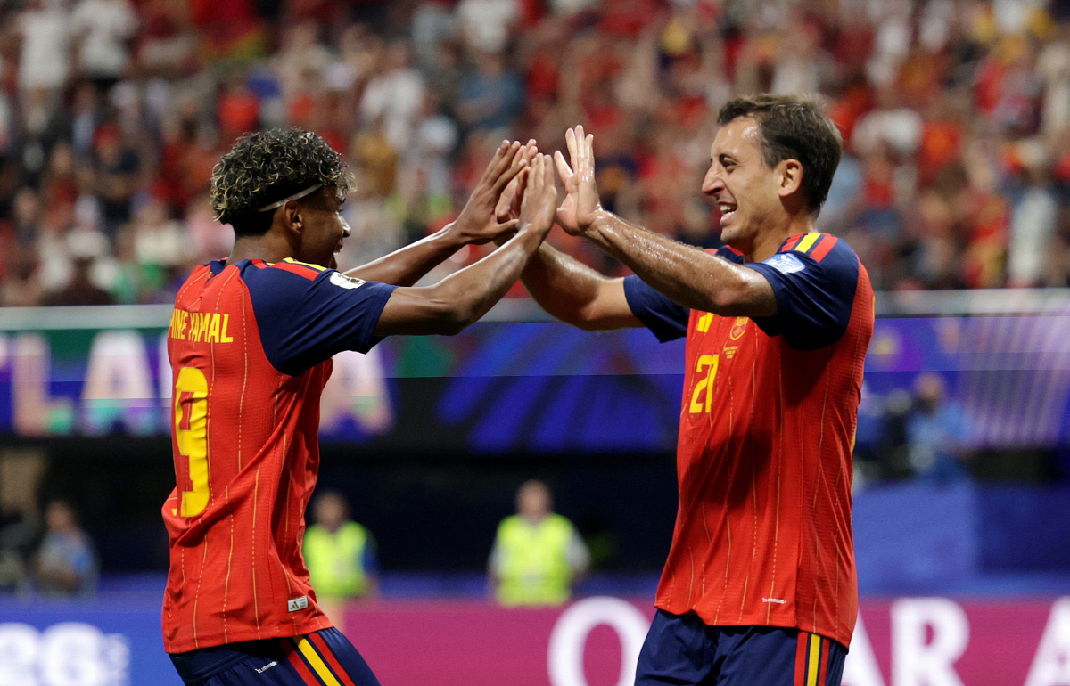 Soccer Football - FIFA World Cup 2026 - Group H - Spain v Saudi Arabia - Atlanta Stadium, Atlanta, Georgia, U.S. - June 21, 2026 Spain's Mikel Oyarzabal celebrates scoring their third goal with Lamine Yamal REUTERS/Claudia Greco
