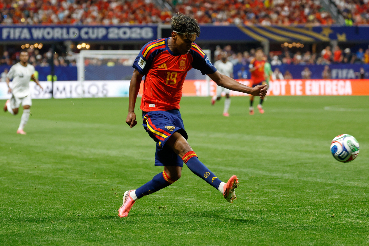 Spain's Lamine Yamal passes the ball during the World Cup Group H soccer match between Spain and Saudi Arabia in Atlanta, Sunday, June 21, 2026. (AP Photo/Erik S.Lesser)