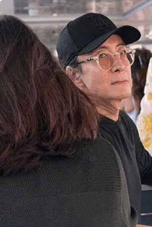 배용준, 모자 벗고 백발 질끈...♥박수진은 긴 공백기 무색한 '청순 자태'