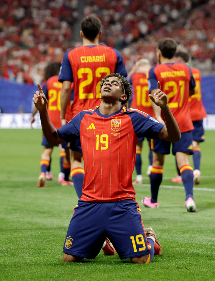 [월드컵 리뷰]'3-0→4-0'  야말-오야르사발, 좌초'무적함대' 구했다…스페인, 사우디아라비아 대파하고 1차전 수모 회복. 조1위로 올라서
