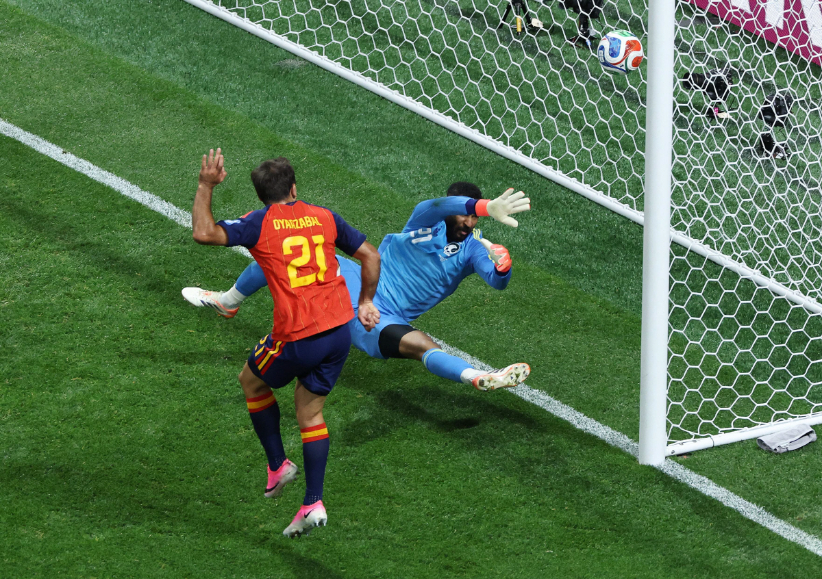 ATLANTA, GEORGIA - JUNE 21: Mikel Oyarzabal #21 of Spain heads to score the team's third goal during the FIFA World Cup 2026 Group H match between Spain and Saudi Arabia at Atlanta Stadium on June 21, 2026 in Atlanta, Georgia. Buda Mendes/Getty Images/AFP (Photo by Buda Mendes / GETTY IMAGES NORTH AMERICA / Getty Images via AFP)