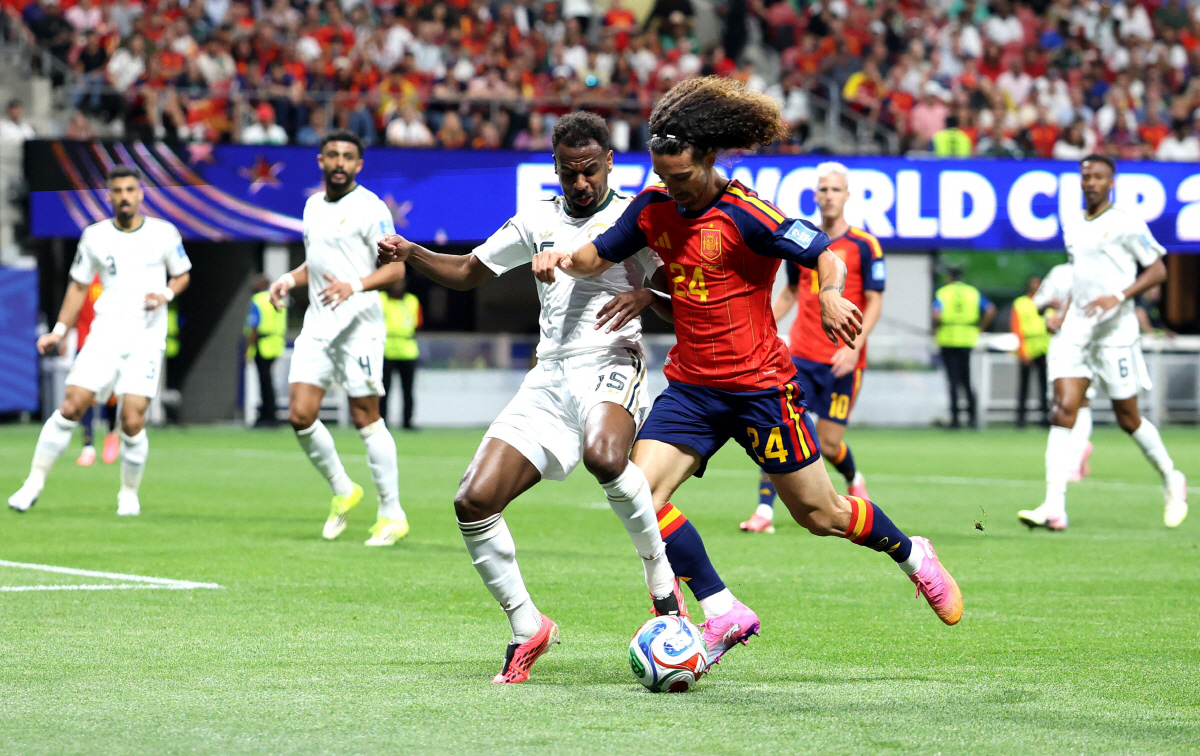 ATLANTA, GEORGIA - JUNE 21: Marc Cucurella #24 of Spain controls the ball against Abdullah Al-Khaibari #15 of Saudi Arabia during the FIFA World Cup 2026 Group H match between Spain and Saudi Arabia at Atlanta Stadium on June 21, 2026 in Atlanta, Georgia. Florencia Tan Jun/Getty Images/AFP (Photo by Florencia Tan Jun / GETTY IMAGES NORTH AMERICA / Getty Images via AFP)