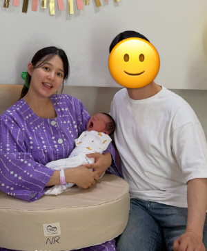 '득남' 남보라, ♥사업가 남편 신생아 子와 가족사진 "아기 얼굴만 봐도 웃음 나"