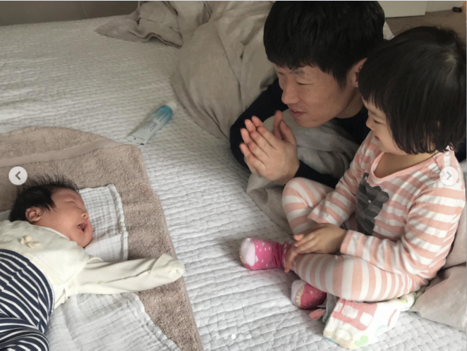 박지성, 아들딸과 한침대에 나란히…♥김민지가 공개한 ‘현실 아빠 일상’