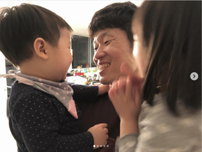 박지성, 아들딸과 한침대에 나란히…♥김민지가 공개한 ‘현실 아빠 일상’