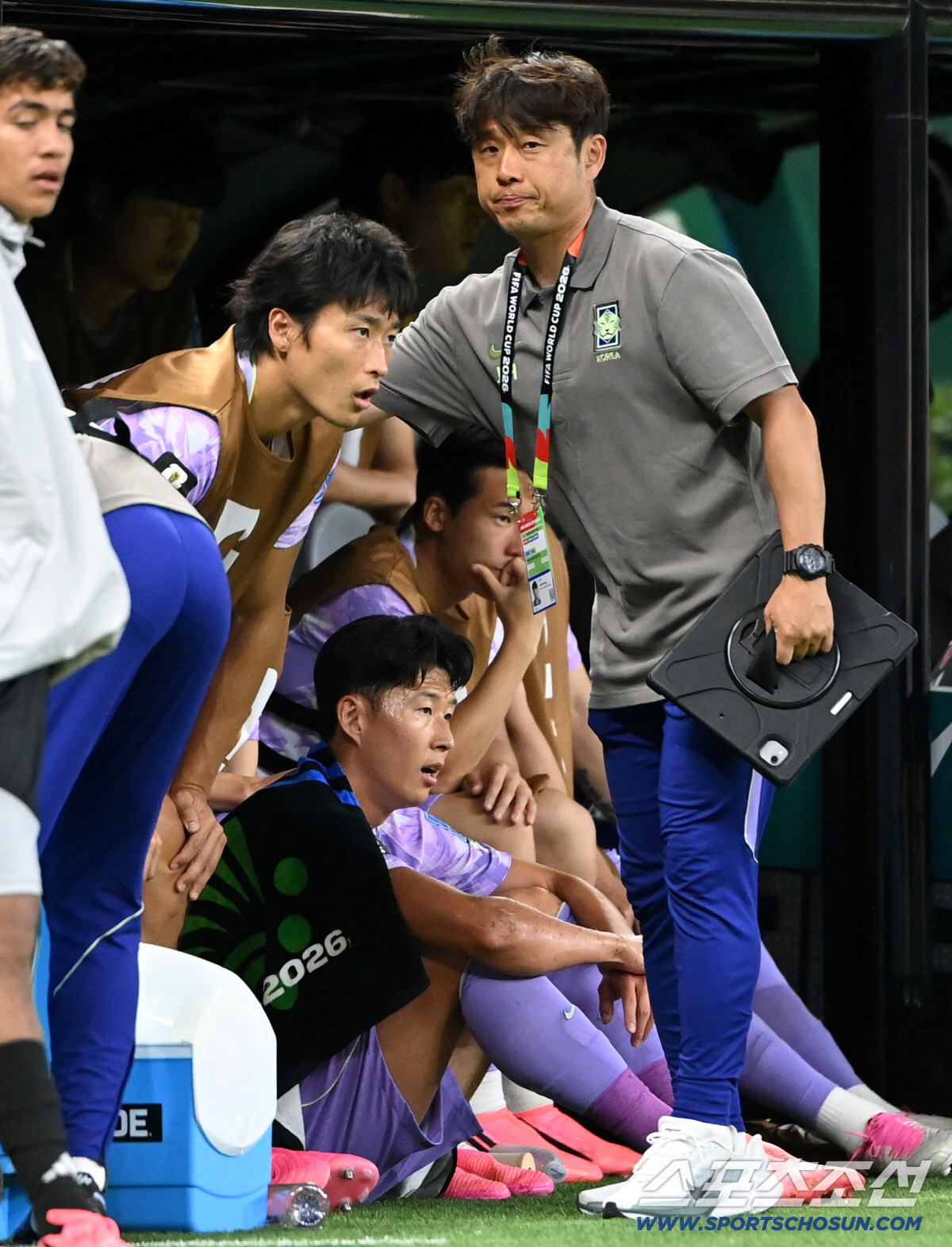 19일(한국시각) 멕시코 과달라하라 사포판의 에스타디오 과달라하라에서 열린 2026 북중미월드컵 대한민국과 멕시코의 경기. 손흥민과 조규성이 벤치에서 경기를 지켜보고 있다. 사포판(멕시코)=허상욱 기자 wook@sportschosun.com/2026.06.19/