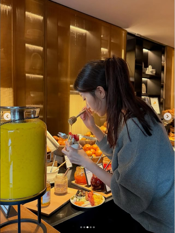 문가영, 뷔페 앞 아기새 모드에도 못 숨긴 여신 비주얼…해외서 전한 근황