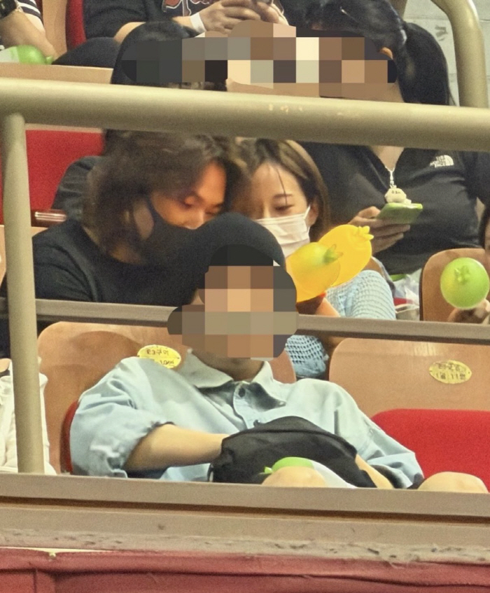 대성·허영지, 단둘이 핑크빛 데이트했나..자연스러운 밀착 포즈 ‘포착’