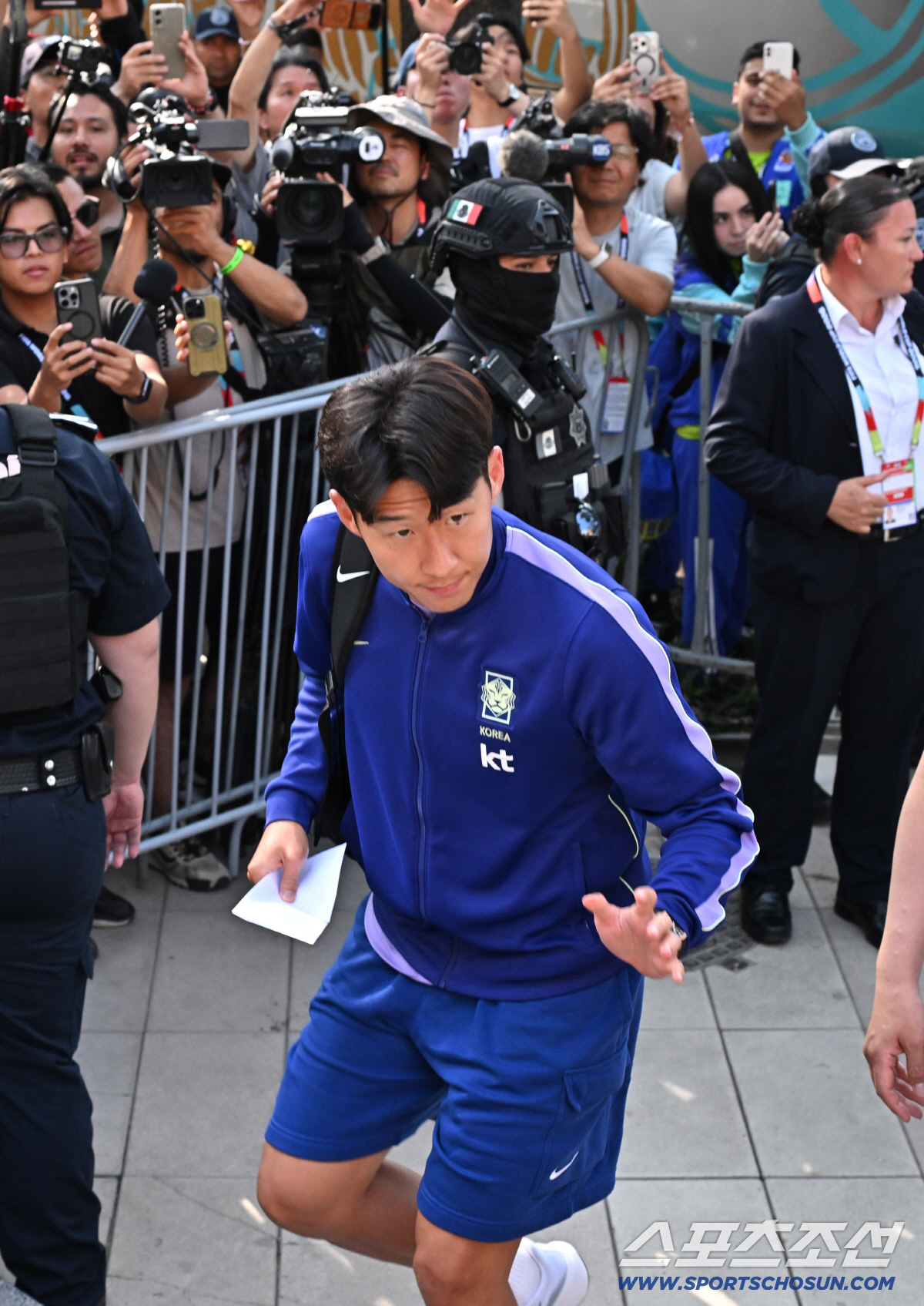 22일(한국시각) 대한민국 월드컵대표팀이 2026 북중미 월드컵 남아공과의 경기를 위해 멕시코 몬테레이에 입성했다. 대표팀 숙소로 들어서는 손흥민의 모습. 몬테레이(멕시코)=허상욱 기자 wook@sportschosun.com/2026.06.22/