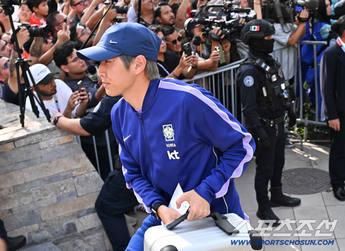 22일(한국시각) 대한민국 월드컵대표팀이 2026 북중미 월드컵 남아공과의 경기를 위해 멕시코 몬테레이에 입성했다. 대표팀 숙소로 들어서는 이강인의 모습. 몬테레이(멕시코)=허상욱 기자 wook@sportschosun.com/2026.06.22/