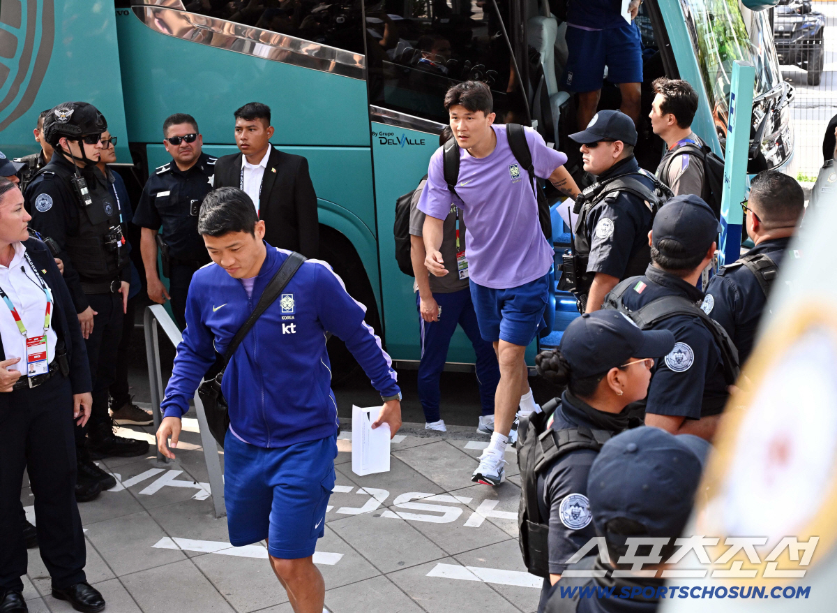 22일(한국시각) 대한민국 월드컵대표팀이 2026 북중미 월드컵 남아공과의 경기를 위해 멕시코 몬테레이에 입성했다. 대표팀 숙소로 들어서는 황희찬과 김민재의 모습. 몬테레이(멕시코)=허상욱 기자 wook@sportschosun.com/2026.06.22/