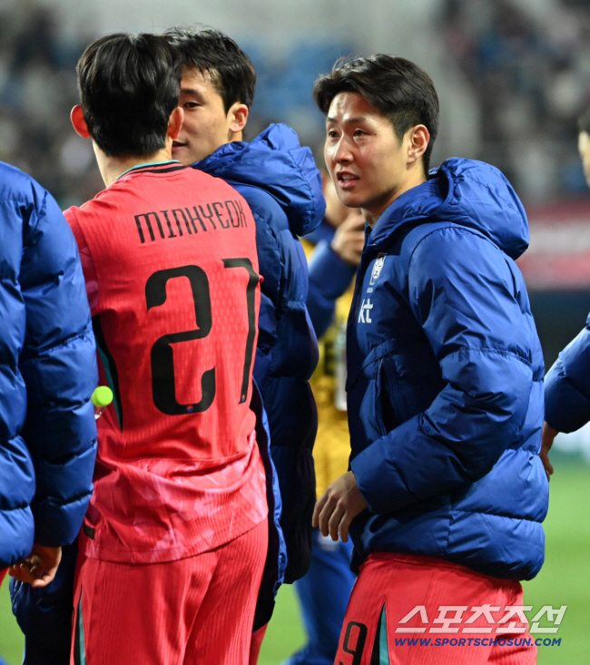 14일 대전월드컵경기장에서 열린 대한민국과 볼리비아의 A매치 평가전. 대한민국이 2대0으로 승리했다. 이강인이 양민혁과 이야기를 하고 있다. 대전=허상욱 기자 wook@sportschosun.com/2025.11.14/