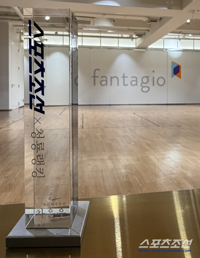 The No. 1 trophy was delivered to Cha Eun-woo's agency, Fantagio, in February.