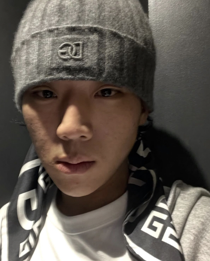 "Ignored Calls From the Company?" Yang Hong-won's Agency Files Criminal Complaint Against School Bullying Accuser, Releases Photos of Damaged Doors