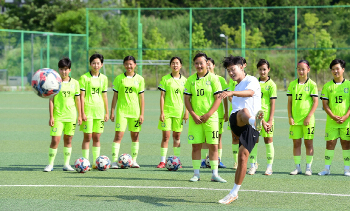 한국맥도날드, 행복의 버거 서프라이즈 진행…축구선수 이승우, 일일코치 변신도