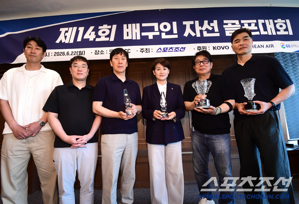22일 경기도 용인시 코리아CC에서 '제14회 배구인 자선 골프대회'가 열렸다. 권영민 해설위원, 염재윤 SBS스포츠 팀장, 신영철 OK저축은행 감독, 이진숙 동아오츠카 전무, 이영호 현대건설 단장, 임도헌 삼성화재 단장. 용인=송정헌 기자 songs@sportschosun.com/2026.06.22/