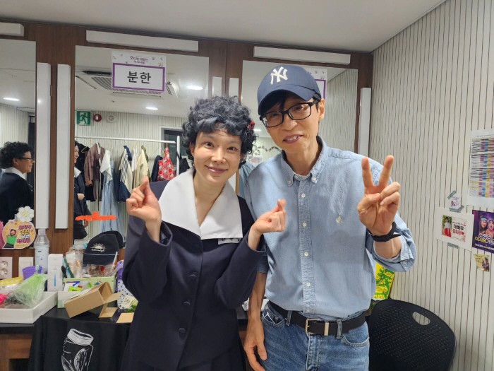 Yoo Jae-suk Makes Surprise Appearance at Junior Comedian's Show Amid Busy Schedule... 'Loyalty' That Shook the Dressing Room