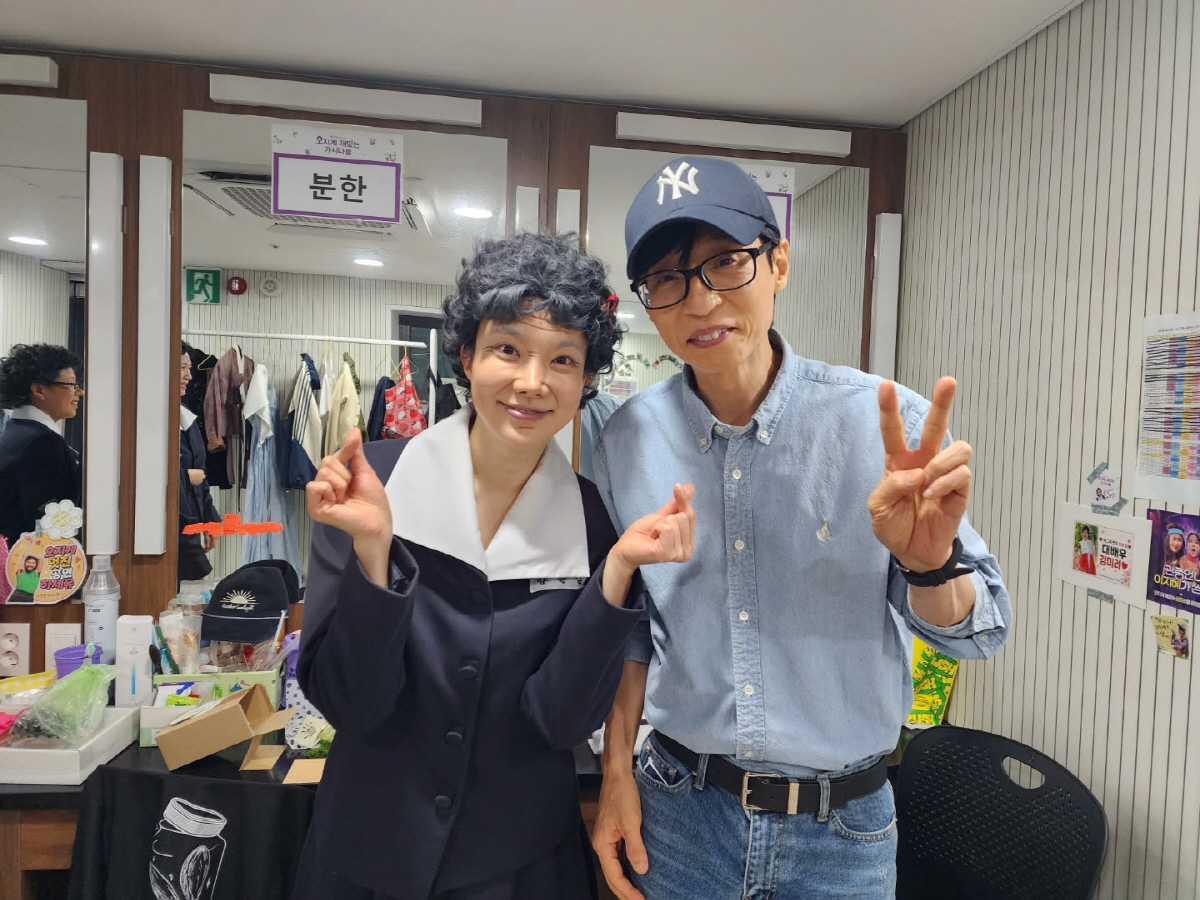 유재석, 바쁜 와중 후배 공연장 깜짝 등장...대기실 발칵 뒤집은 '의리'