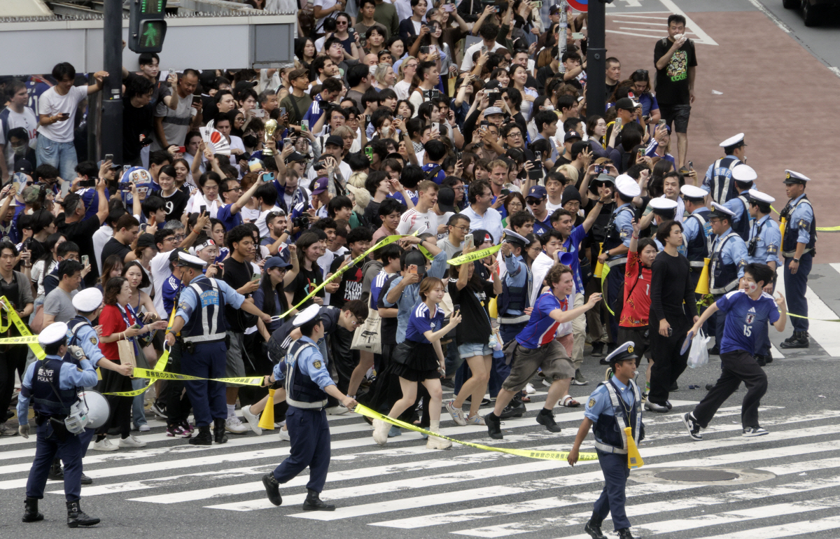 epa13053718 People celebrate Japan?s national team victory at the FIFA World Cup 2026 match between Tunisia and Japan, at Shibuya crossing in Tokyo, Japan, 21 June 2026. EPA/FRANCK ROBICHON