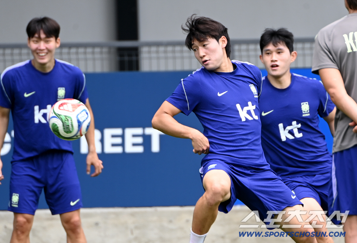2026 북중미 월드컵 멕시코전을 마친 대한민국 월드컵 대표팀이 20일(한국시각) 멕시코 과달라하라 인근 사포판 월드컵대표팀 베이스캠프 훈련장 치바스 베르데 바예에서 훈련을 가졌다. 론도 훈련에 나선 배준호 이동경 강상윤의 모습. 사포판(멕시코)=허상욱 기자 wook@sportschosun.com/2026.06.20/